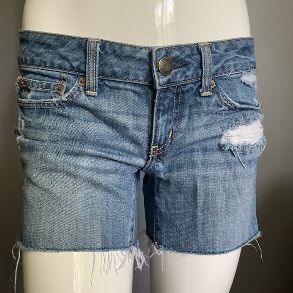 AEO : distressed denim low rise cut off shorts - Picture 4 of 14